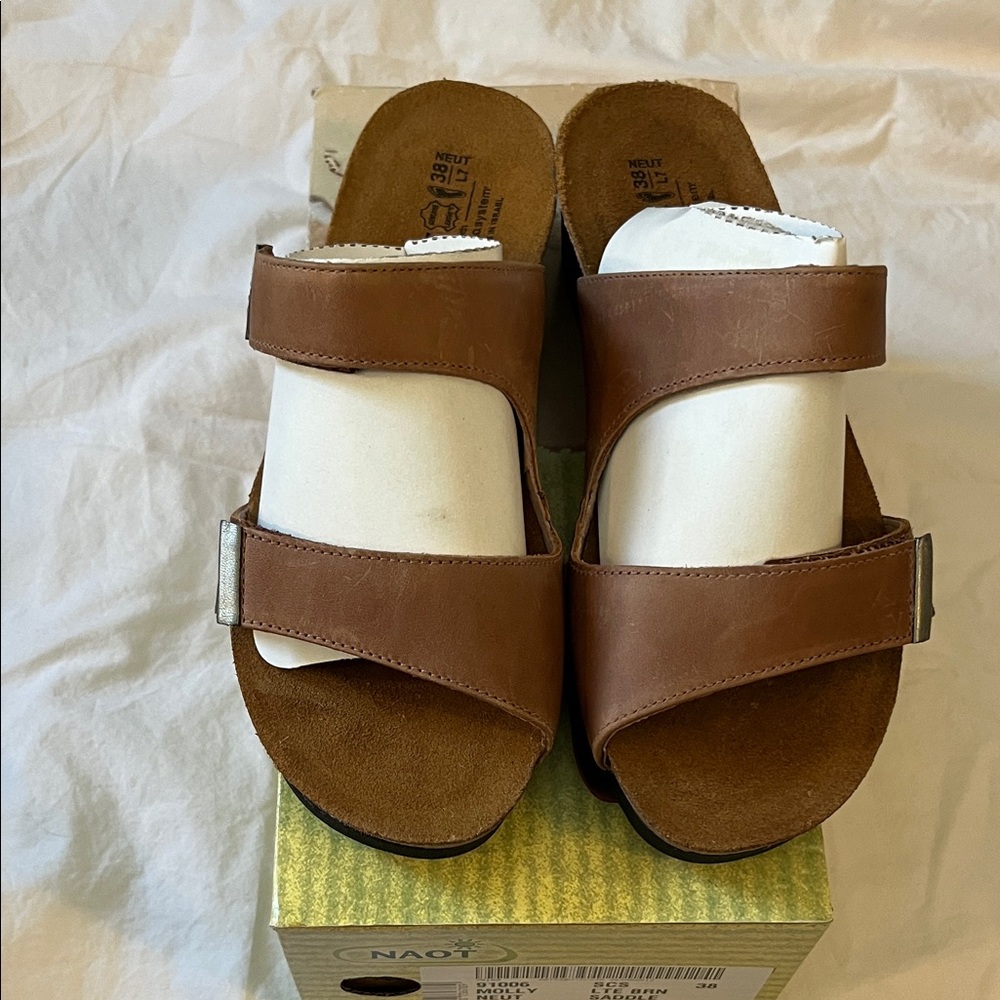 Naot NWT Tan Leather Slide Sandals